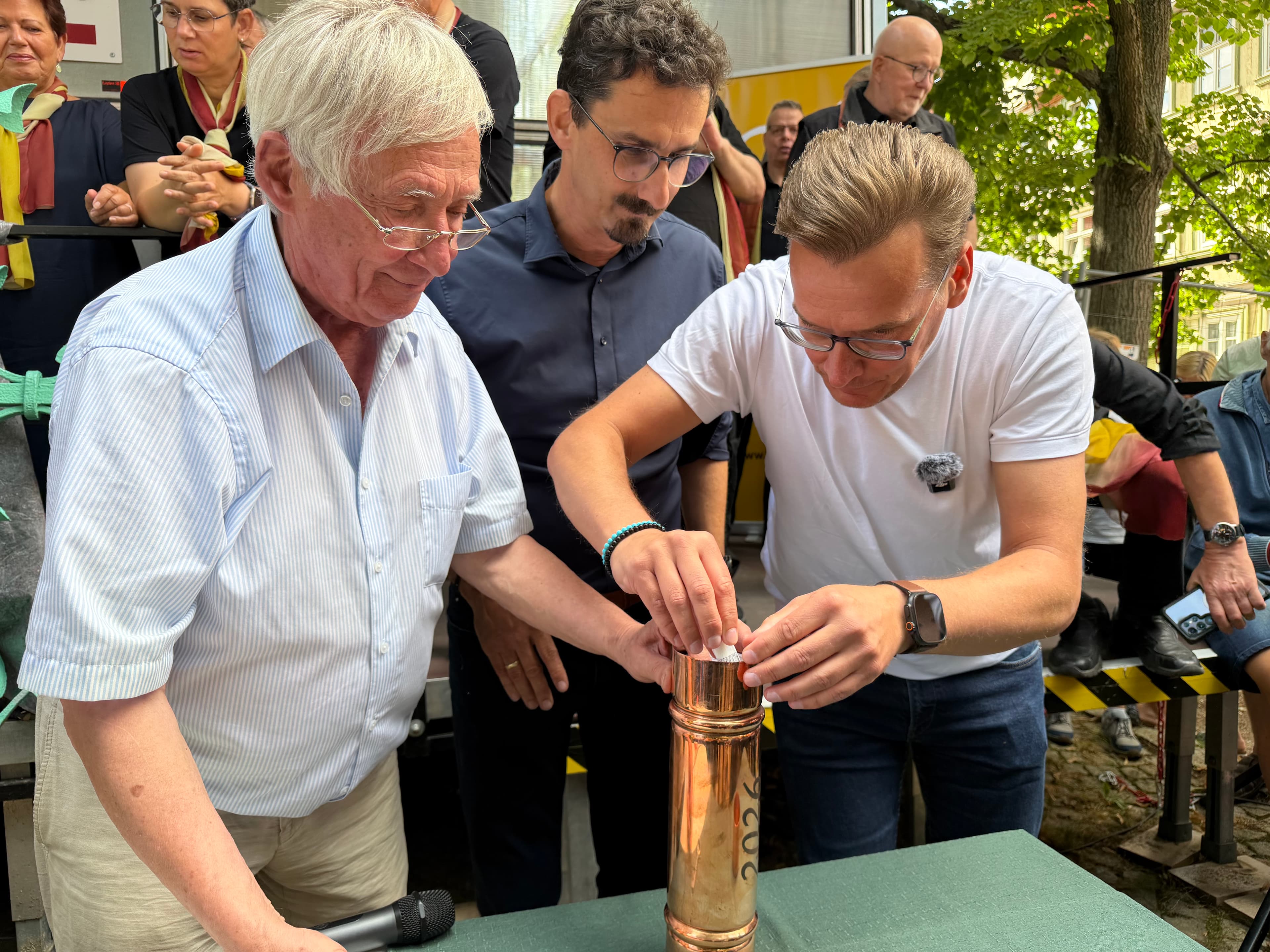 Turmspitze wieder aufgesetzt: Zeitkapsel und Besuch der Treppe