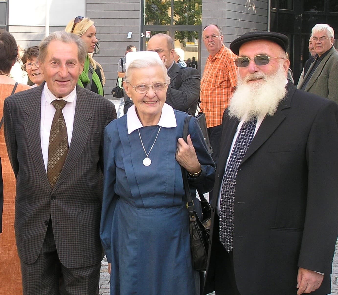 Ehrenbürger Werner Hartmann und Ehrenbürgerin Schwester Ursel bei einem Besuch anlässlich des 70. Geburtstags von Jude Auerbach und der Einweihung des Willy-Cohn-Platzes (27. August 2008).