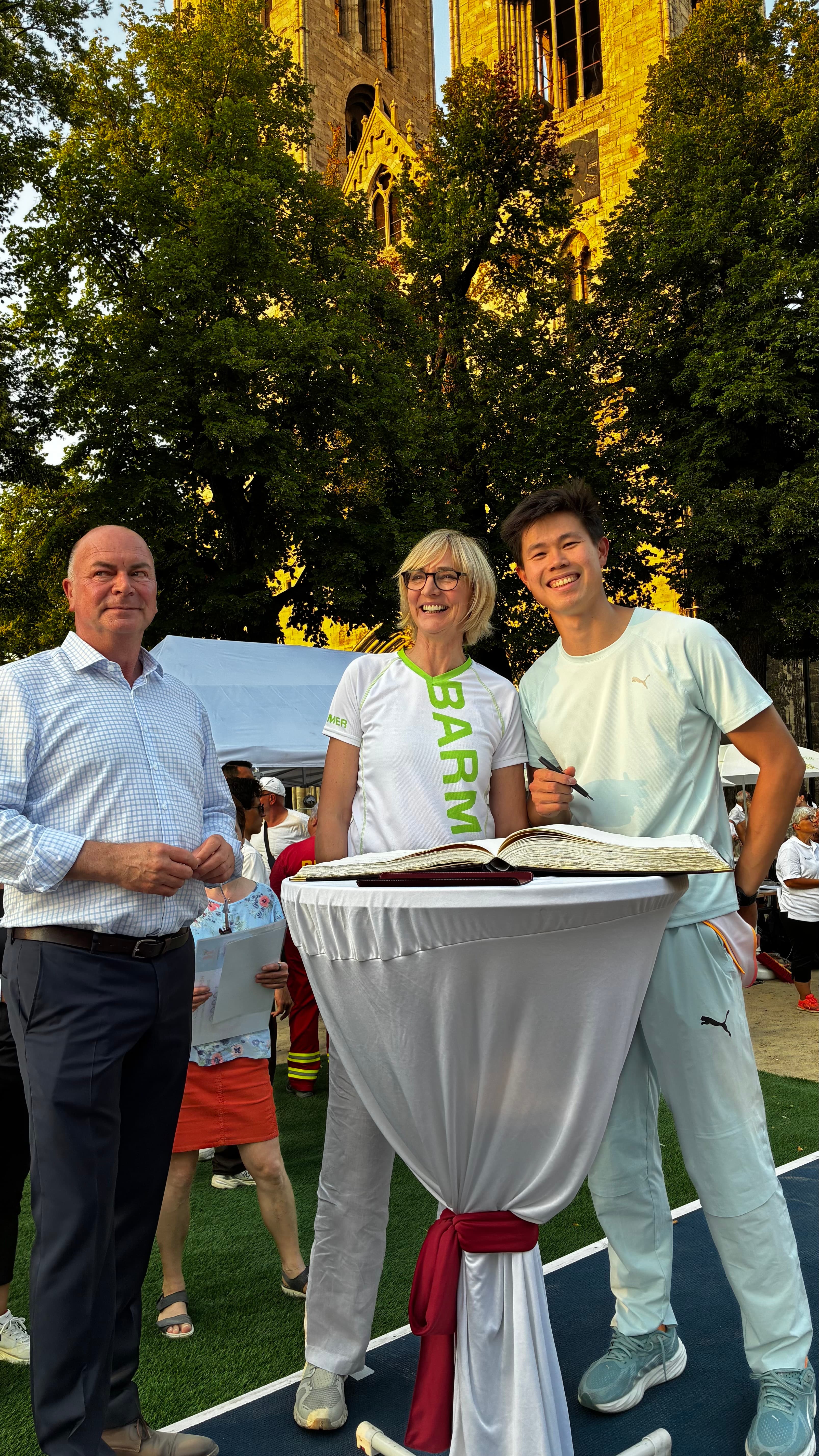 „Halberstädter Höhenflug“: Erstes internationales Stabhochsprung-Meeting am Domplatz