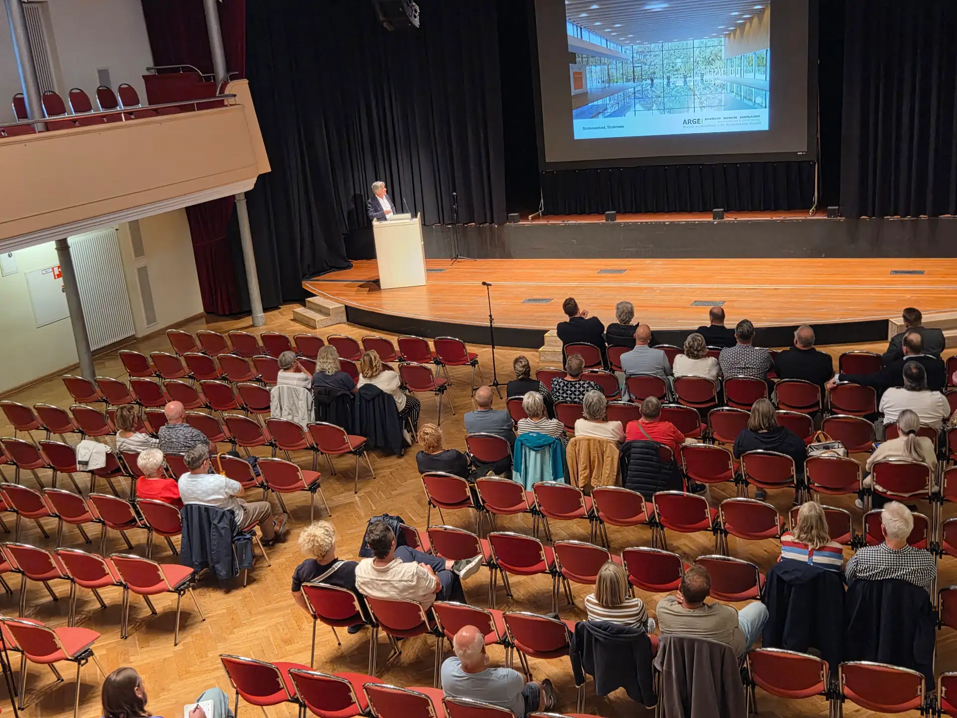 Im Weißenfelser Kulturhaus informierten sich Bürgerinnen und Bürger über die Pläne für das neue Stadtbad.