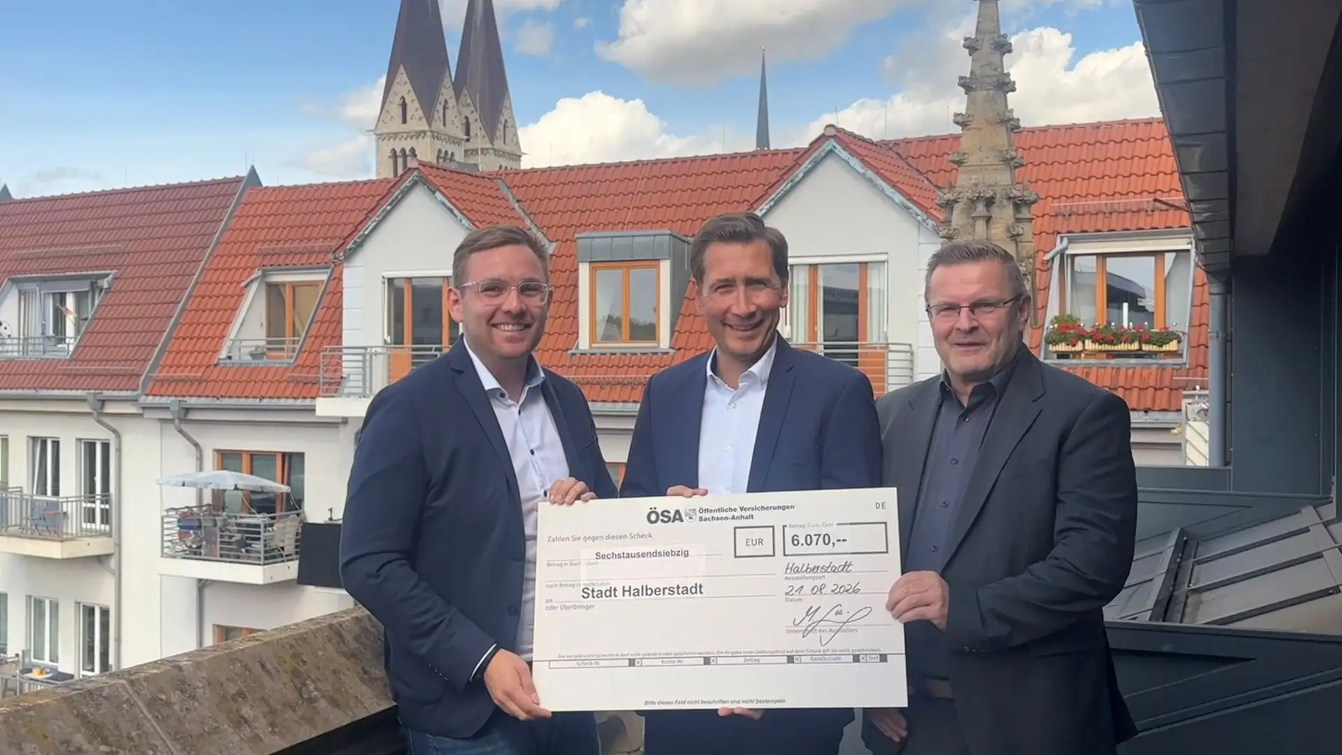 Freude über die Gewinnbeteiligung: Max Grüning (links) und Erik Lange (rechts) von der ÖSA übergeben Oberbürgermeister Daniel Szarata einen Scheck in Höhe von 6.070 Euro für die Stadt Halberstadt. _______________