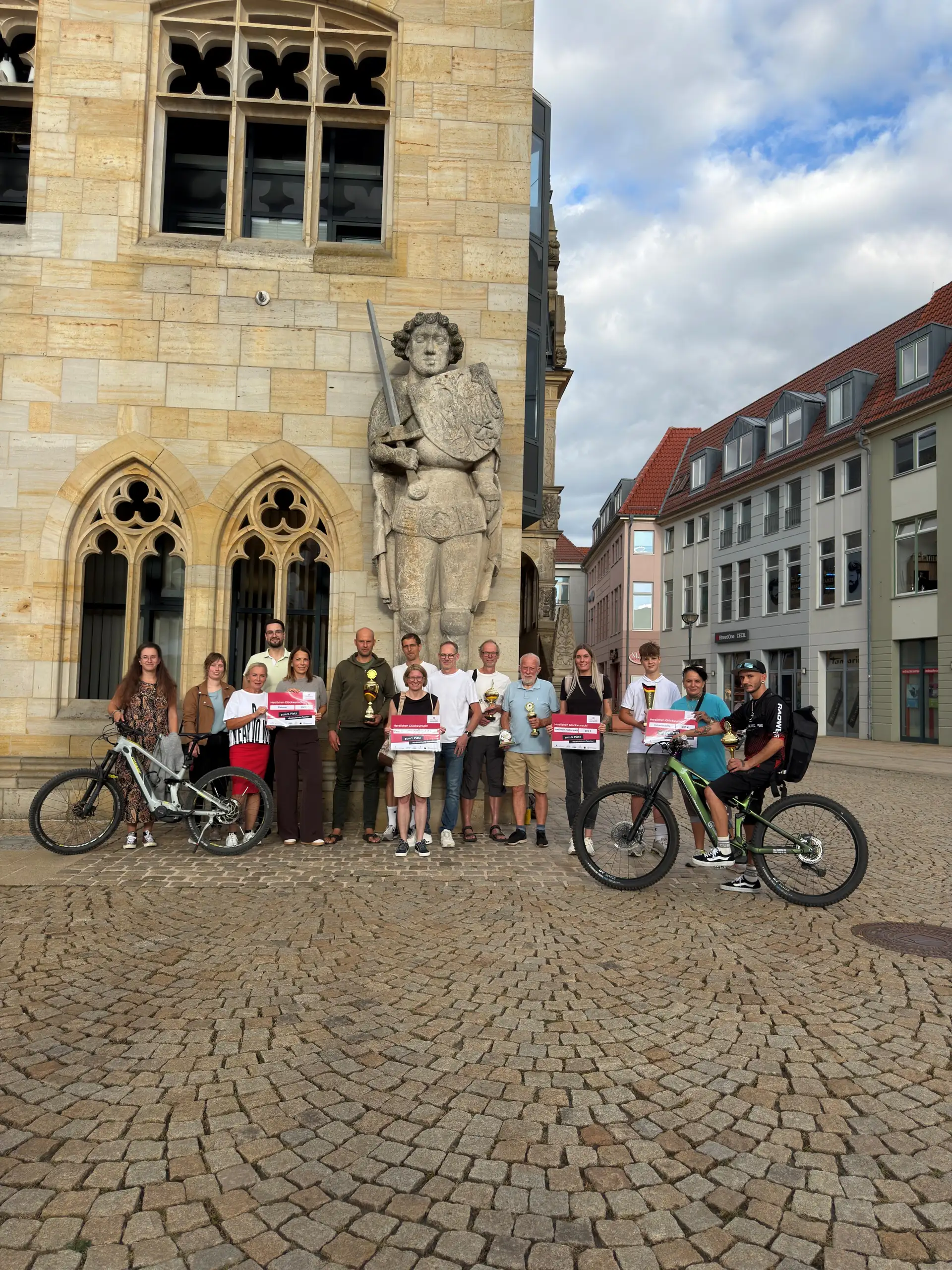 Mehrere Radfahrer fahren gemeinsam auf einer Straße.