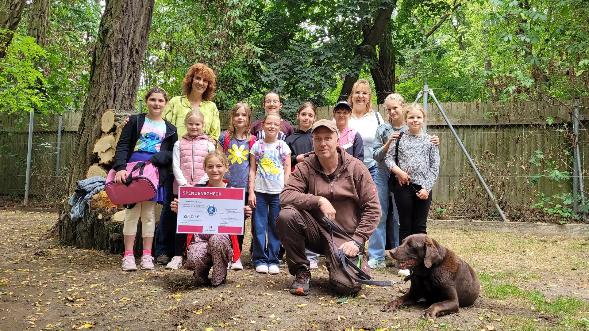 Die Klassensprecherinnen und Klassensprecher der Goethe-Grundschule übergaben gemeinsam mit Schulleiterin Cornelia Henke den Spendenscheck über 535 Euro an die Fundtierunterkunft.