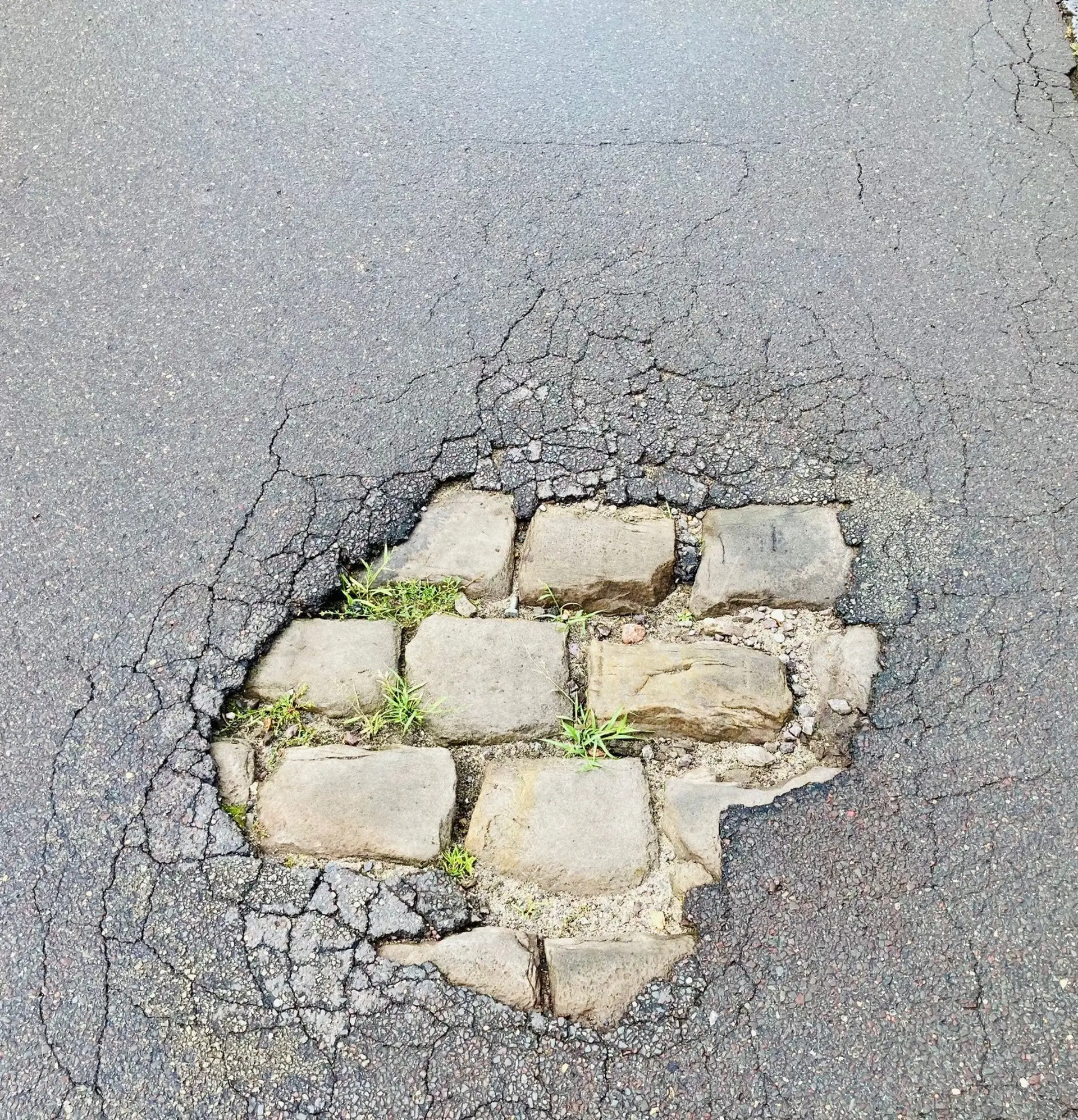 Straßensanierung startet mit innovativem Mini-Mix-Verfahren