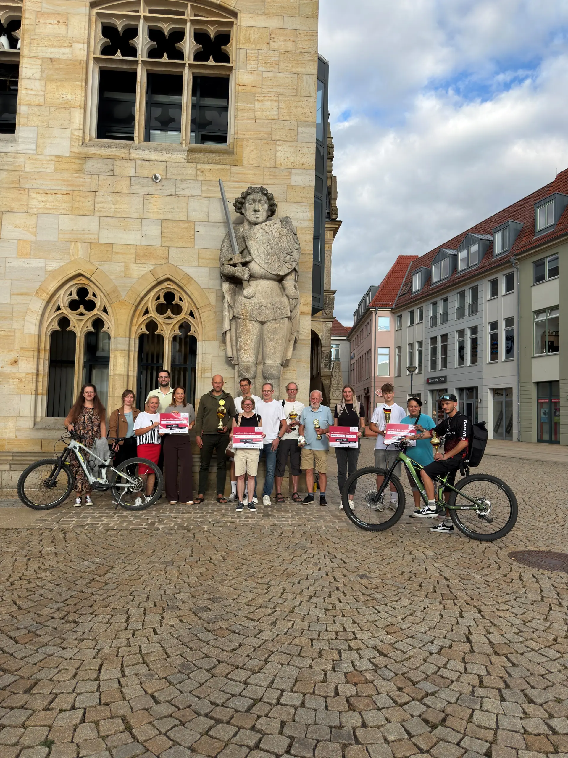 Mehrere Radfahrer fahren gemeinsam auf einer Straße.