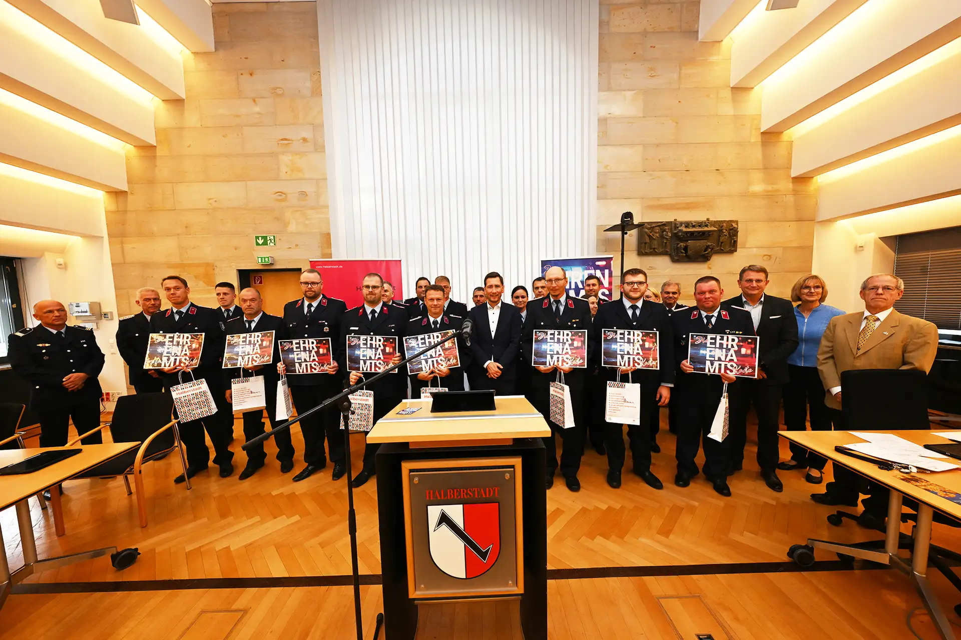 Oberbürgermeister Daniel Szarata überreicht Feuerwehrangehörigen aus Halberstadt und den Ortsteilen Ehrenamtskarten.